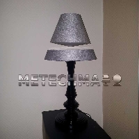 MF1221 Zwevende lamp, de  kap heeft een licht zilveren tint met houten voet