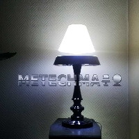 MF1221 Zwevende lamp, de  kap heeft een licht zilveren tint met houten voet